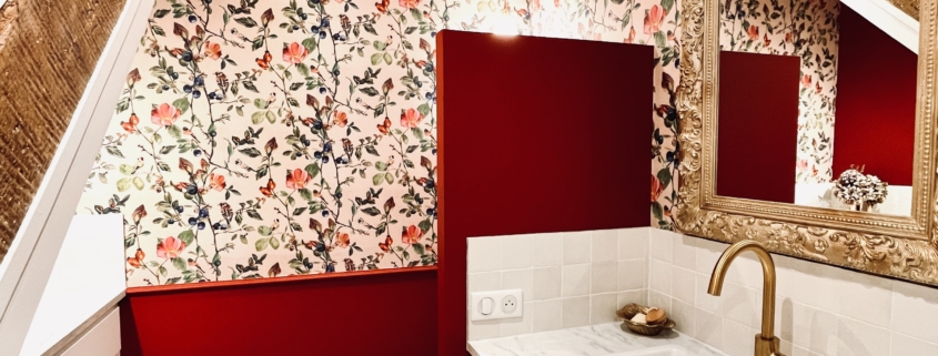 Ce projet est le fruit d'un pari familial totalement assumé. L'objectif était de transformer une pièce purement utilitaire (buanderie et WC) en un espace très fonctionnel, sans sacrifier l'esthétique.